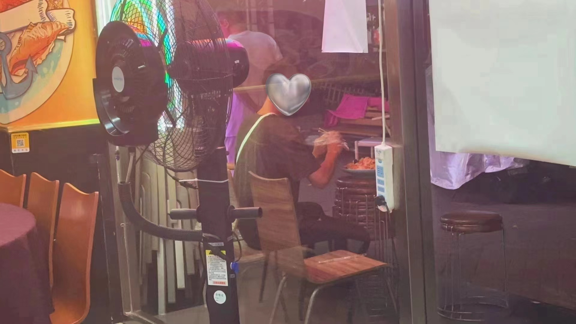 3 玻璃门外的黑衣男士正在吃饭.jpg