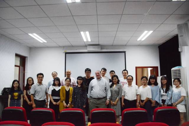 美国福德汉姆大学终身教授兰斯·斯特拉特赴华师大ag亚游
做讲座 美国福德汉姆大学终身教授兰斯·斯特拉特赴华师大ag亚游
做讲座